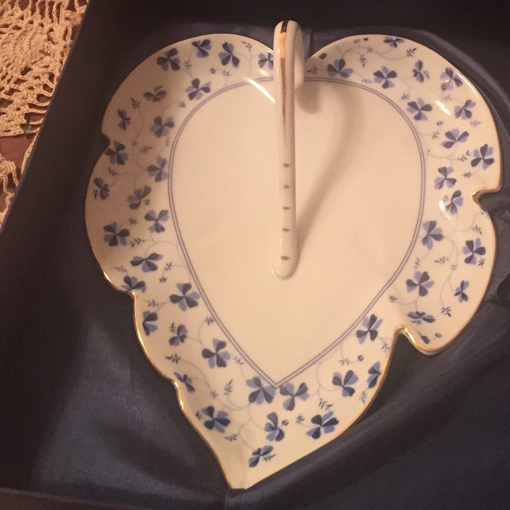 ⭐️⭐️Host Pick ⭐️⭐️💝🎁Heart shaped  white and blue Candy /trinket Dish